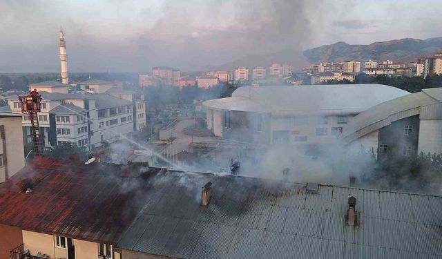 Muş’ta çatı yangını paniğe neden oldu