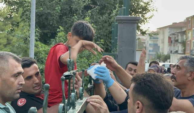 Okul bahçesine girmek isterken koluna demir saplandı, hastaneye demirle kaldırıldı