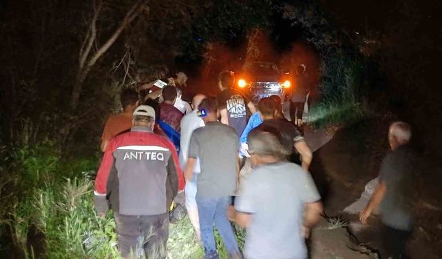 Oltu’da otomobil sel sularına kapıldı: Sürücü araçtan atladı, eşi sürüklendi