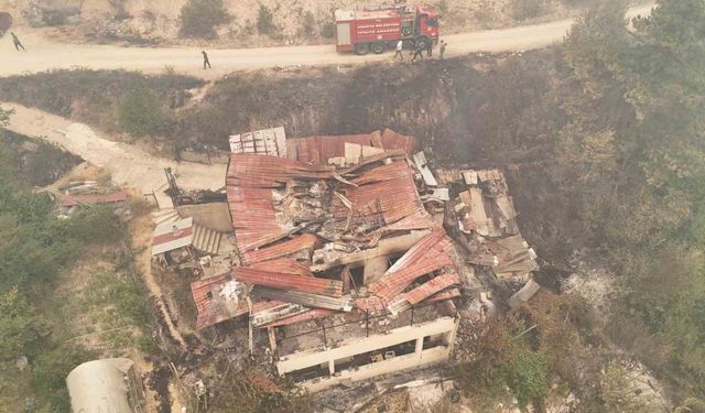 Orman yangınında zarar gören köydeki evler dron ile görüntülendi