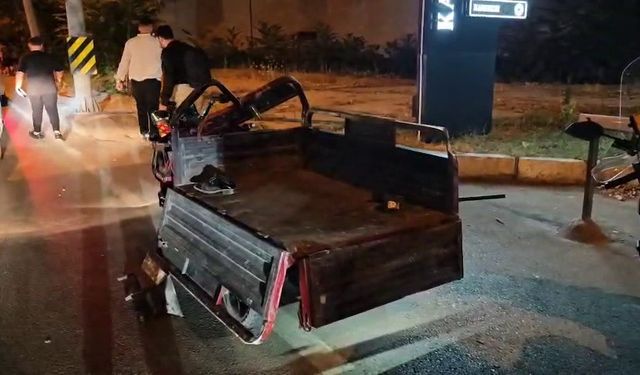 Bursa'da otomobil elektrikli motosiklete çarptı: 3 yaralı
