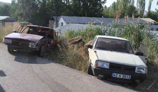 Otomobil emniyet şeridindeki otomobile çarptı: 2 yaralı