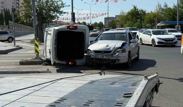 Otomobil ile hafif ticari araç çarpıştı, sürücüler hafif yaralandı