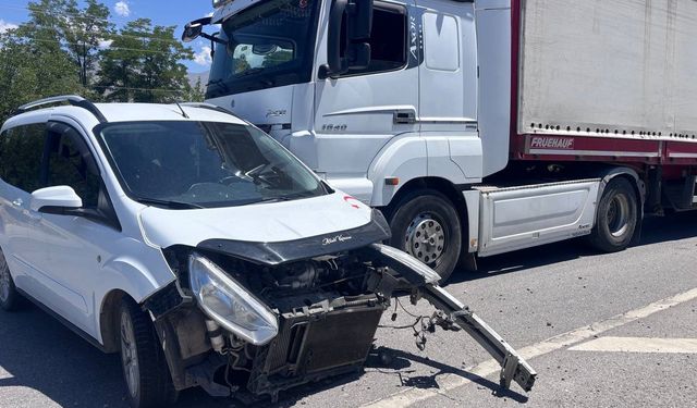 Otomobil ile tır çarpıştı: 2 yaralı