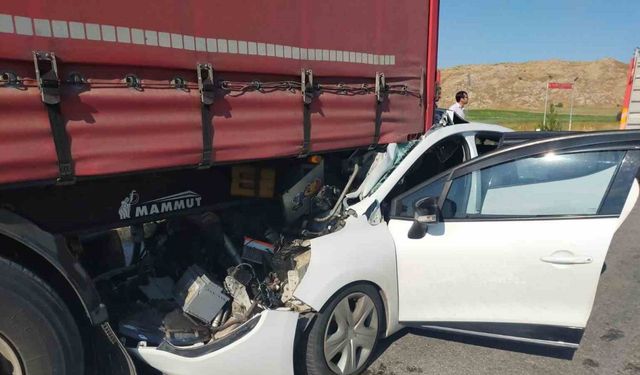 Otomobil tıra çarptı: 2’si çocuk 6 yaralı