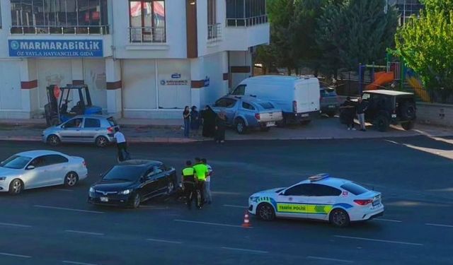 Otomobile çarpan motosikletin sürücüsü yaralandı