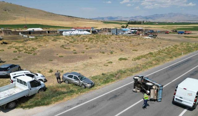 Otomobilin çarptığı patpat yol ortasına devrildi, 1 kişi yaralandı
