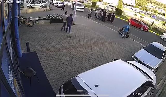 Otomobilin yaşlı adama çarptığı anlar kamerada