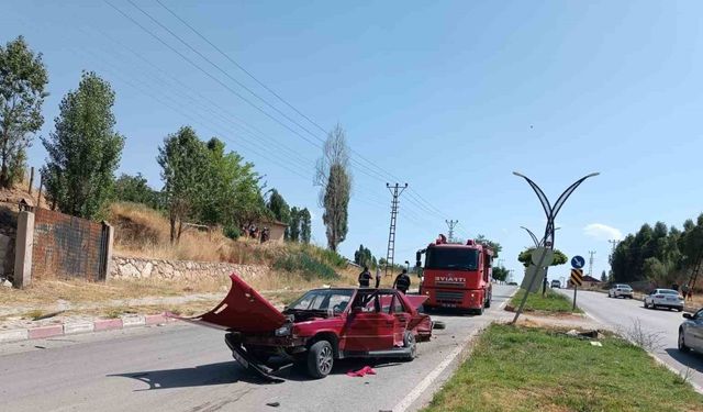 Otomobille kamyonet çarpıştı: 4 yaralı
