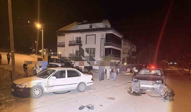 Otomobillerin çarpıştığı kazada 3 kişi yaralandı