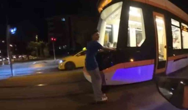 Seyir halindeki tramvaya asılarak paten kaydı, uyarıya "Zevkli oluyor" cevap verdi