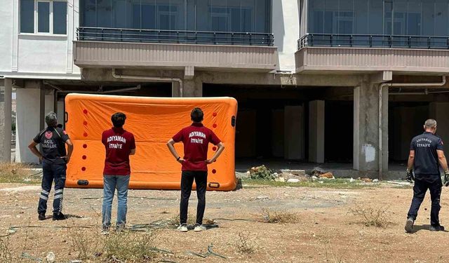 Paralarını alamadıklarını iddia eden iki işçi binanın tepesine çıktı