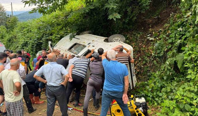 Rize’de çay toplamaya gidenleri taşıyan panelvan kaza yaptı: 2 ölü, 3 yaralı
