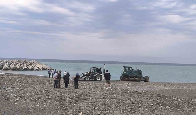 Sahilde güneşlenirken iş makinesinin altında kalarak can verdi