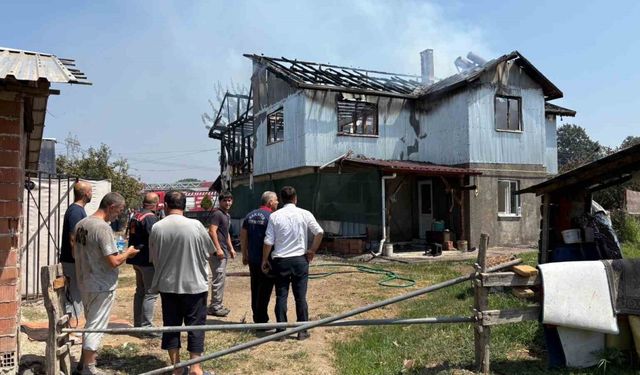 Sakarya’da iki katlı ev alev topuna döndü