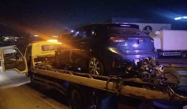 Sancaktepe’de kontrolden çıkan otomobil fabrika duvarına çarptı: 2 yaralı
