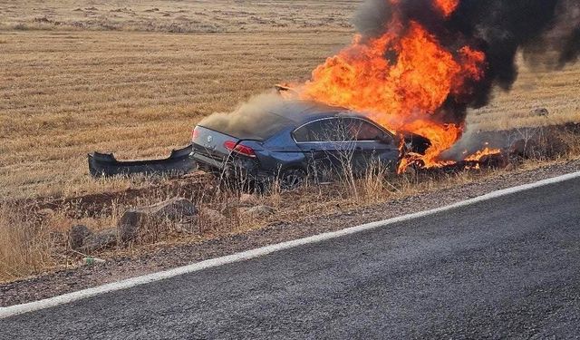Şanlıurfa’da devrilen araç alev alev yandı