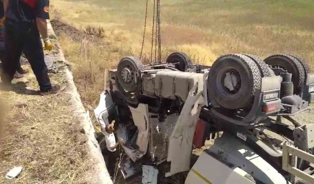 Şanlıurfa’da kum kamyonu şarampole devrildi: 2 yaralı