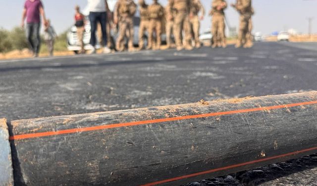 Şanlıurfa’da suyu kesilen çiftçiler sulama borularıyla karayolunu trafiğe kapattı