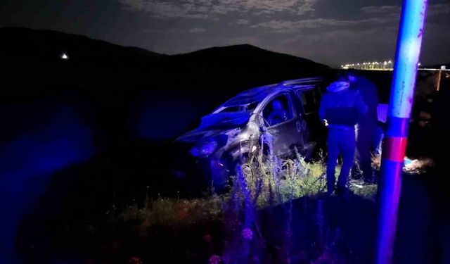 Sarıkamış’ta kontrolden çıkan araç şarampole devrildi: 4 yaralı