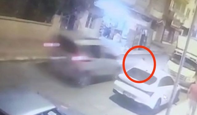 Siirt’te aniden yola çıkan çocuğa aracın çarptığı anlar kamerada