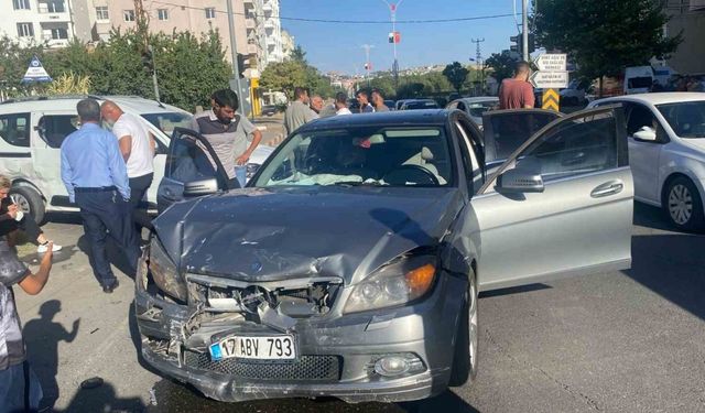 Siirt’te iki araç çarpıştı: 1 yaralı
