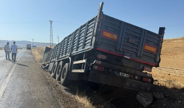 Siirt’te tır kasası yol kenarına savruldu