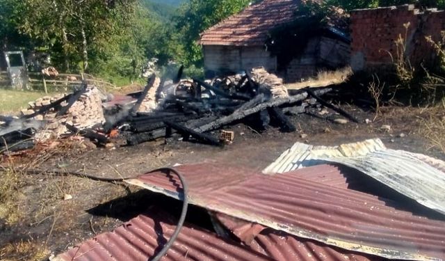 Sinop’ta çıkan yangında iki ahşap ambar küle döndü