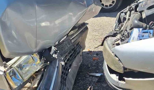 Sinop’ta iki otomobil kafa kafaya çarpıştı: 5 yaralı