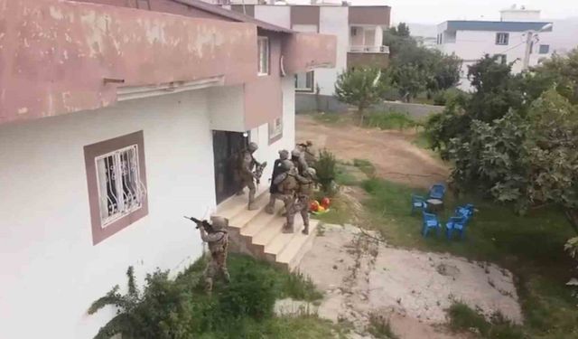 Şırnak’ta kaçakçılık operasyonu: Ev ve iş yerlerinden cephanelik çıktı
