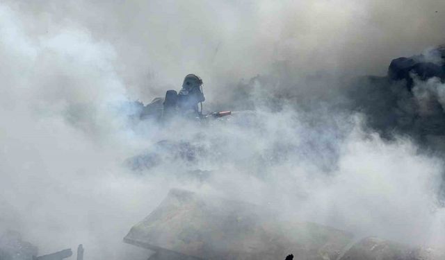 Sivas’ta atık malzemeler alev aldı, dumanı gökyüzünü kapladı