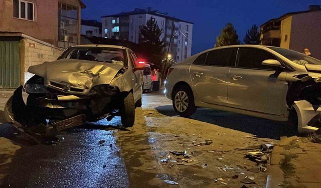 Sivas’ta iki otomobil çarpıştı: 6 kişi yaralandı