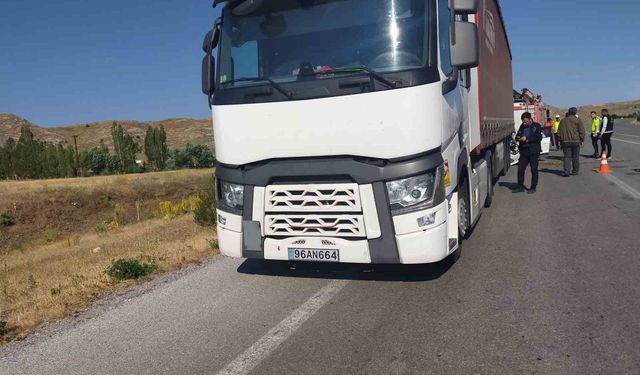 Sivas’ta otomobil tıra çarptı: 1 çocuk öldü, 5 kişi yaralandı