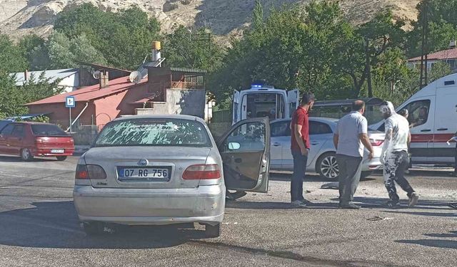 Sivas’ta otomobiller çarpıştı: 1’i ağır 4 yaralı