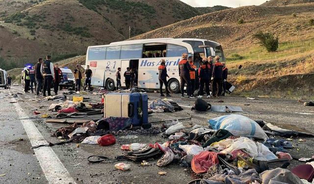 Sivas’ta yolcu otobüsü devrildi: 3 ölü, 24 yaralı