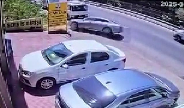 Sultanbeyli’de kontrolden çıkan otomobil ağaçlık alana uçtu