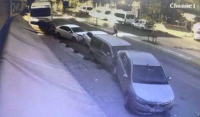 Sultanbeyli’de yokuş aşağı kayan tır, park halindeki 5 araca çarptı