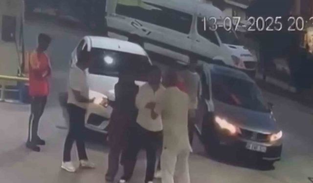 Sürücülerin şerit kavgası kanlı bitti: 1 yaralı