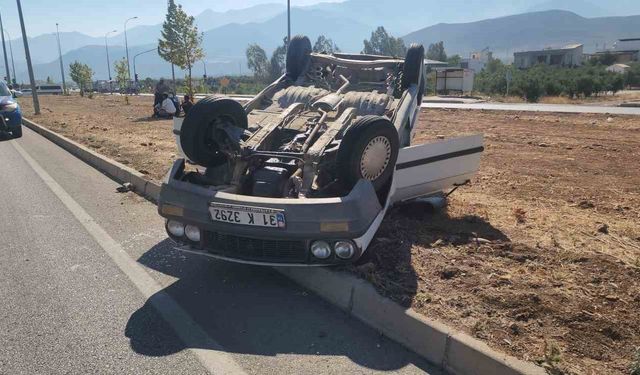 Takla atarak ters dönen otomobilin sürücüsü yaralandı