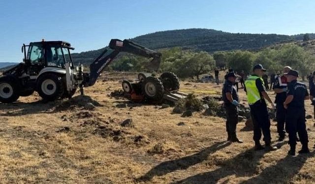 Tarlada devrilen traktörün altında kalan çift hayatını kaybetti