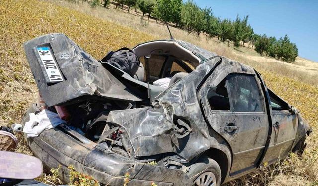 Tarlaya devrilen otomobildeki 3 kişi yaralandı