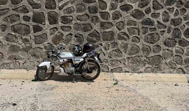 Tekeri patlayan motosiklet metrelerce sürüklendi