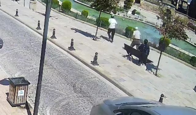 Telefon dolandırıcısı, yaşlı kadının paralarını alıp kaçtı: O anlar kamerada
