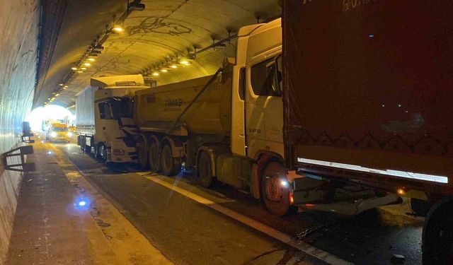 TEM Otoyolu’nda 3 tır ile hafriyat kamyonu zincirleme kazaya karıştı: 2 yaralı