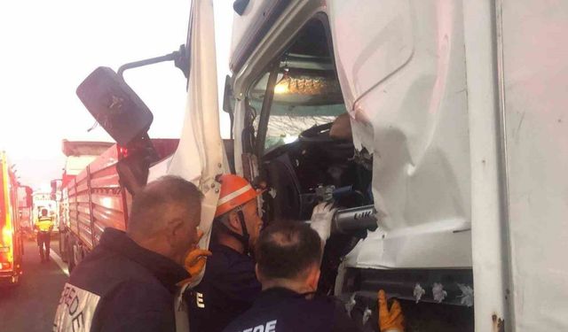 TEM’de kamyon tıra arkadan çarptı: Yaralı sürücü sıkıştı