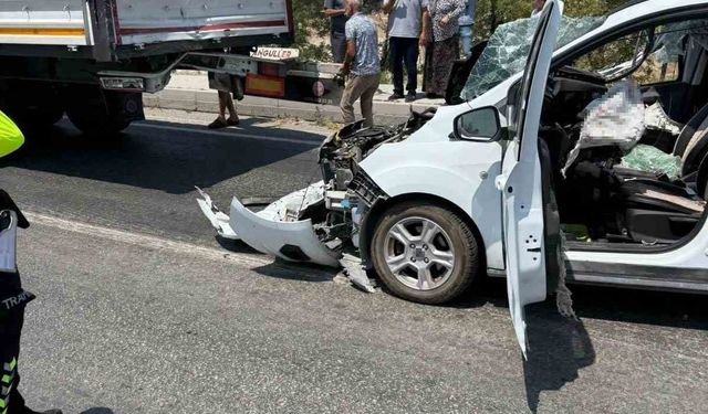 Tıra arkadan çarpan otomobilin sürücüsü ağır yaralandı