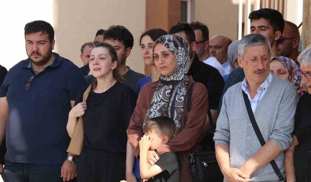 Trafik kazasında hayatını kaybeden eski Bitlis Valisi Karaömeroğlu’nun cenazesi törenle Ankara’ya uğurlandı