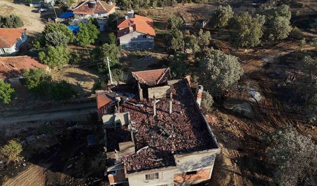 Uşak’ta devam eden yangının tahribatı gün ışığıyla ortaya çıktı