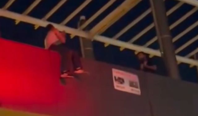 Üst geçitteki genci ikna etmeye çalışan polis asansör boşluğuna düşerek yaralandı