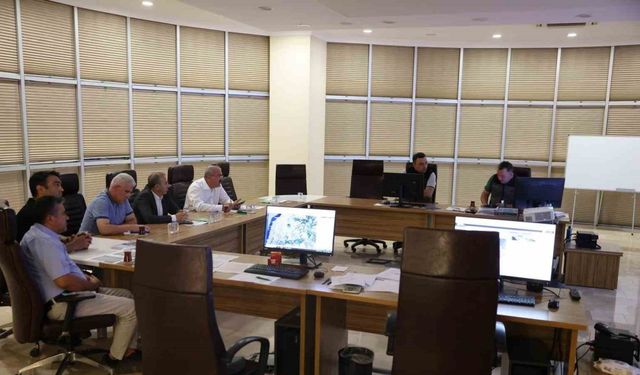 Vali Toraman, Ayvacık ve Gelibolu ilçelerinde devam eden orman yangınlarını Yangın Yönetim Merkezinden takip ediyor